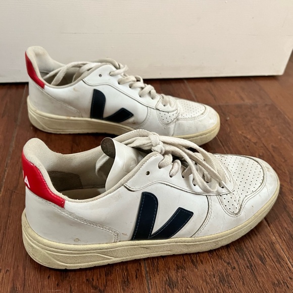 Veja women’s sneakers size 10 - Picture 1 of 7